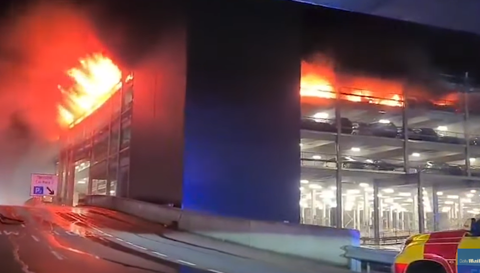 Horrorvideó: felrobbanhatott egy autó a lutoni repülőtéren, ez okozhatta a tüzet, ami miatt leállították a forgalmat