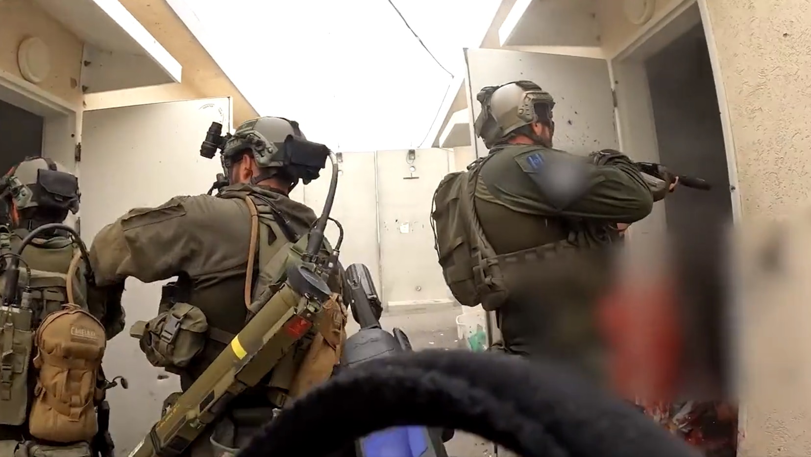 Drámai videón, ahogy az izraeli haditengerészeti kommandósok visszafoglalnak egy gázai határállomást
