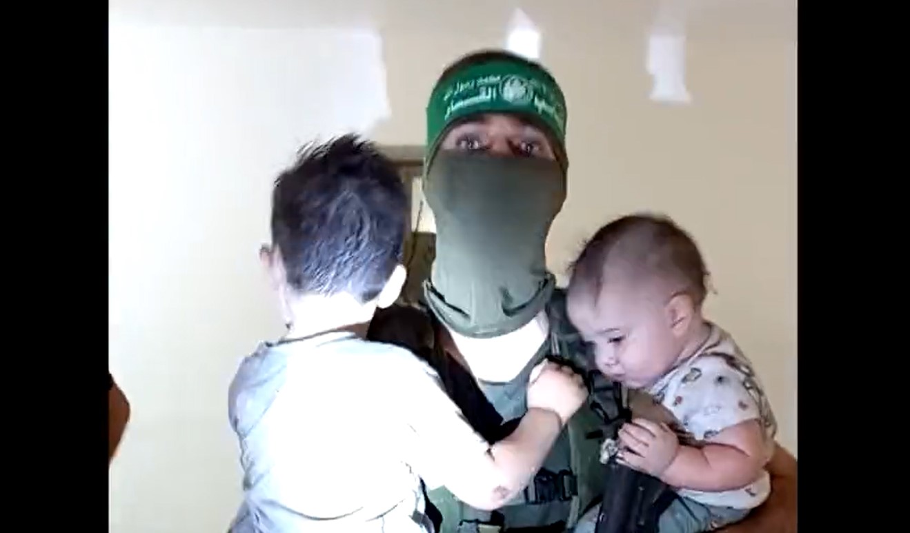 A Hamász terroristái elrabolt izraeli csecsemőket és gyereket simogatnak egy videón