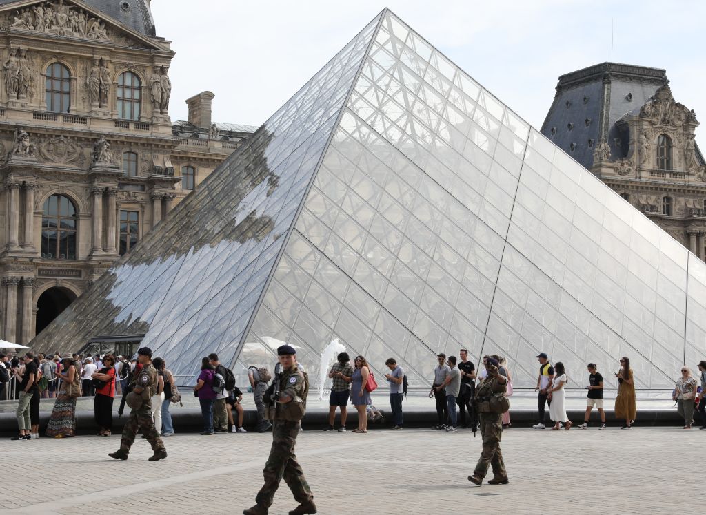 Terrorfenyegetés miatt több ezer embert menekítettek ki a Louvre Múzeumból