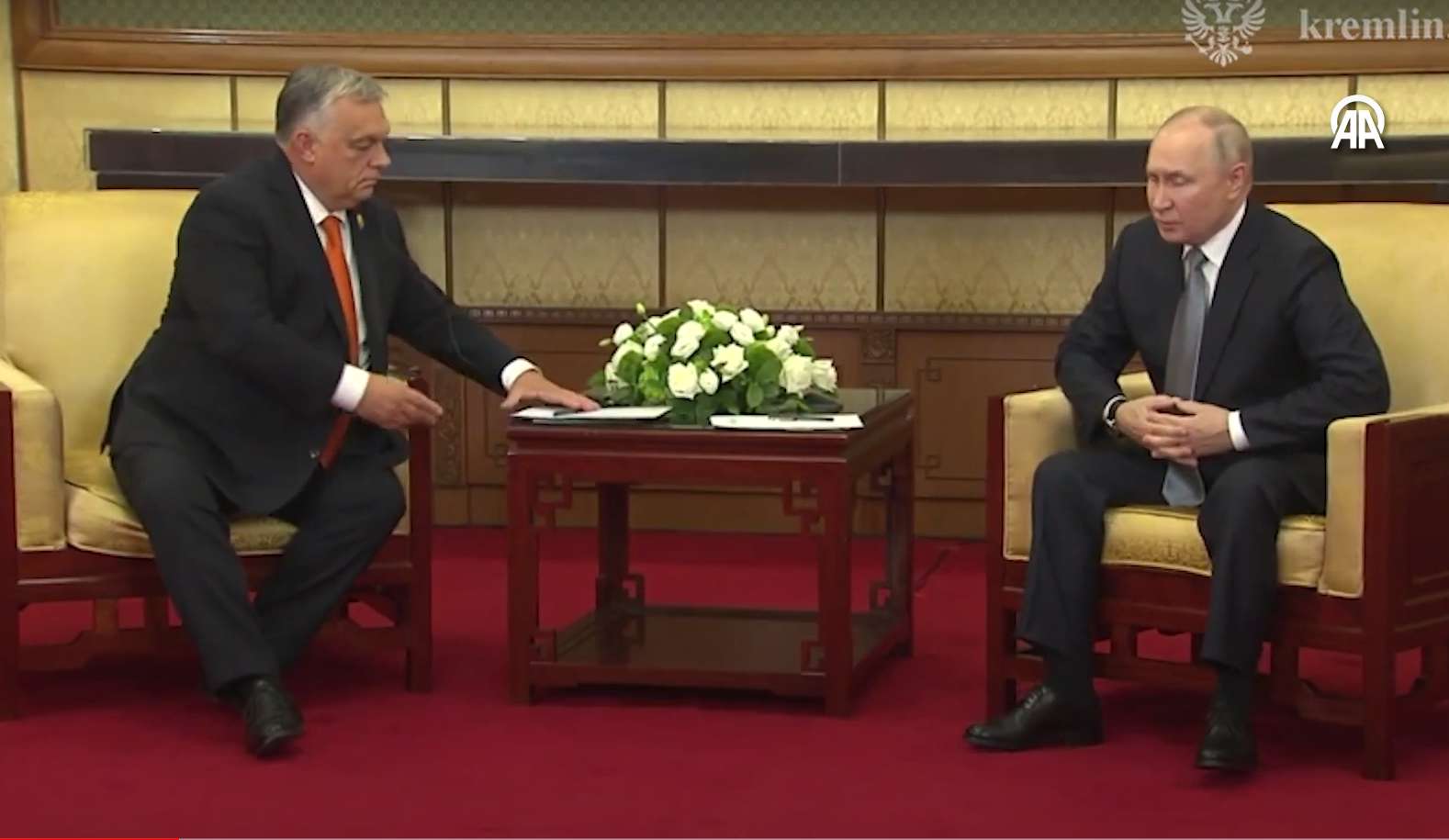 Orbán Viktor nagyon furcsán viselkedett Vlagyimir Putyin társaságában – videó