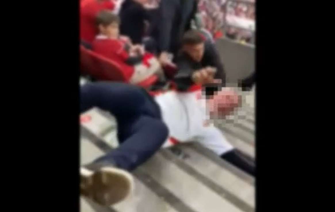 Fojtogattak és a lépcsőn dobtak le egy magyar szurkolót a szombati magyar-szerb focimeccsen a biztonságiak