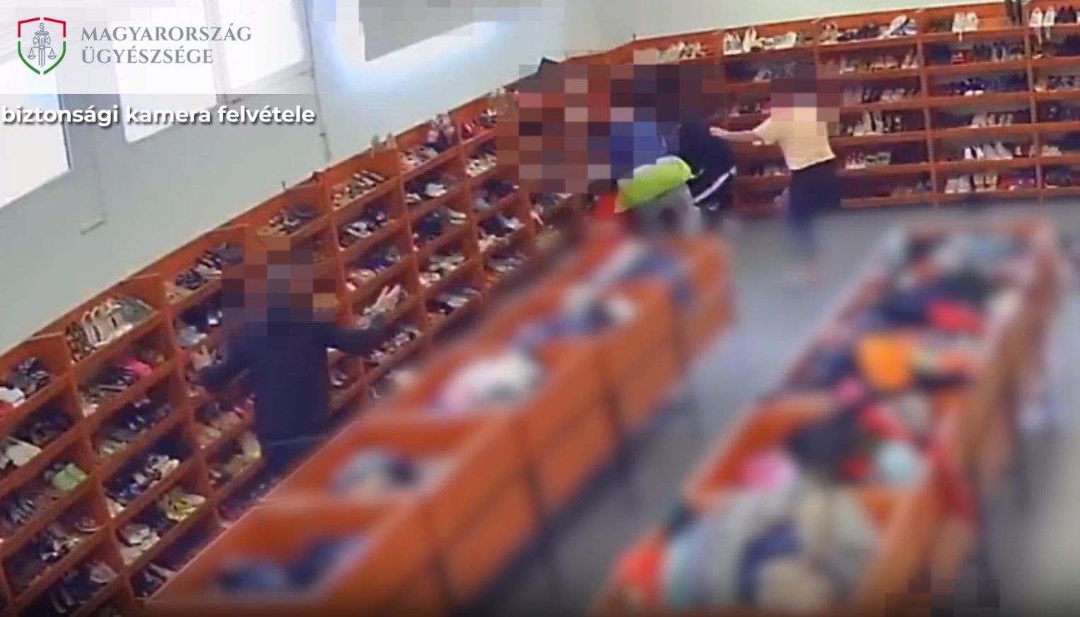 Verekedés tört ki egy székesfehérvári turkálóban – videó