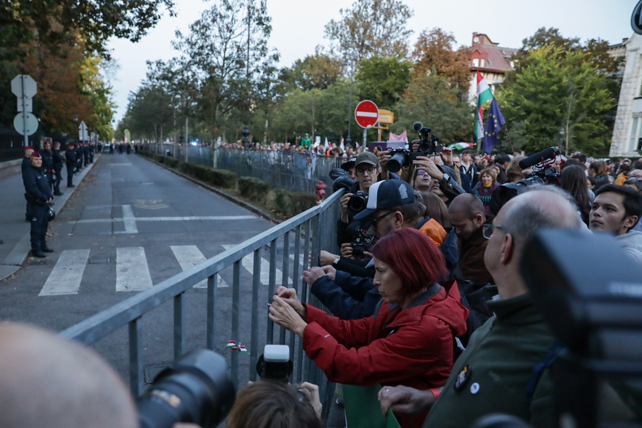 „Ruszkik haza!” – kordonok és rendőrsorfal várta az orosz nagykövetségnél az ellenzéki tüntetés résztvevőit