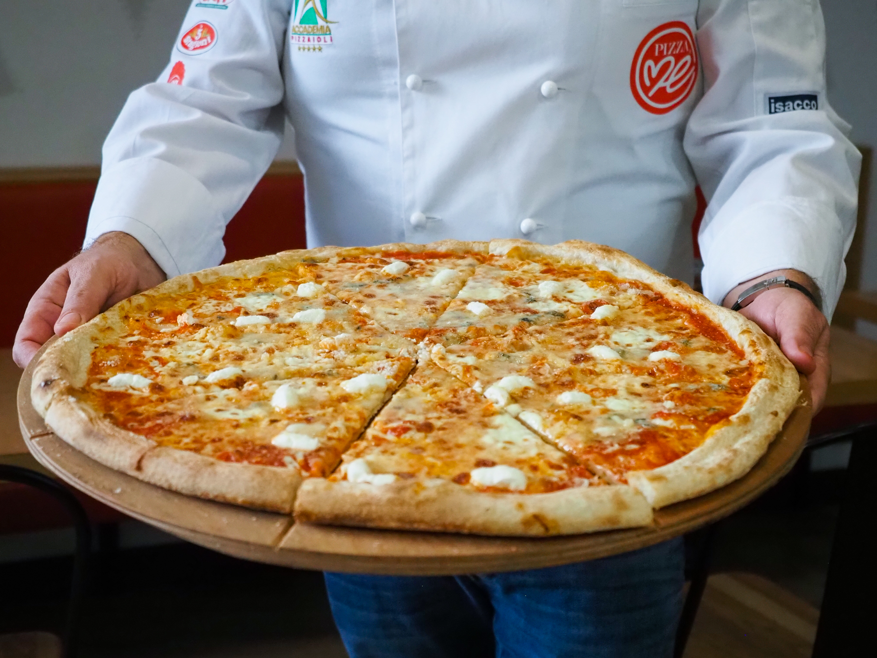 Ha a négysajtos pizzát szereted, ezt egyenes imádni fogod! - megnéztük, hogy hogyan készül a Pizza Me havi ajánlata