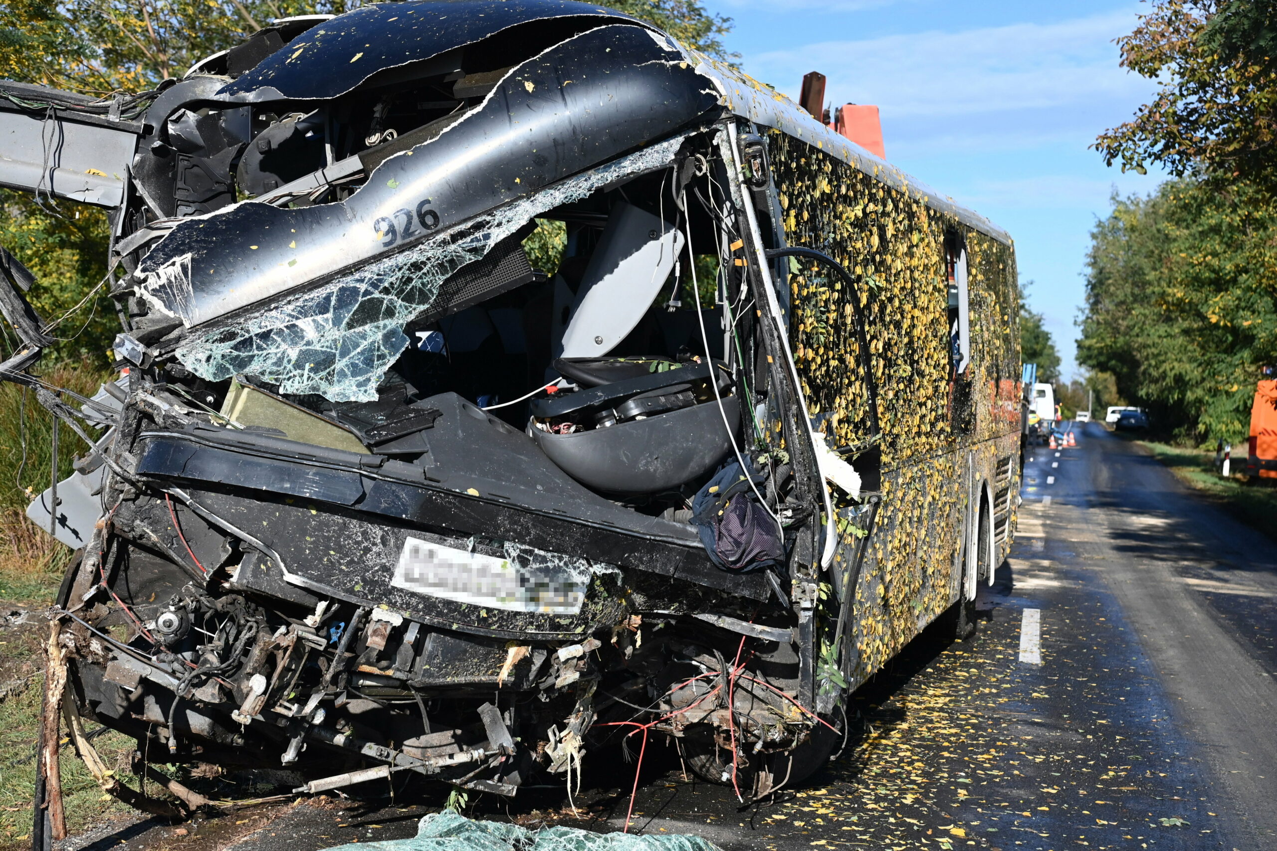 Egy ember meghalt a tragikus buszbalesetben szerda reggel Sárosd mellett