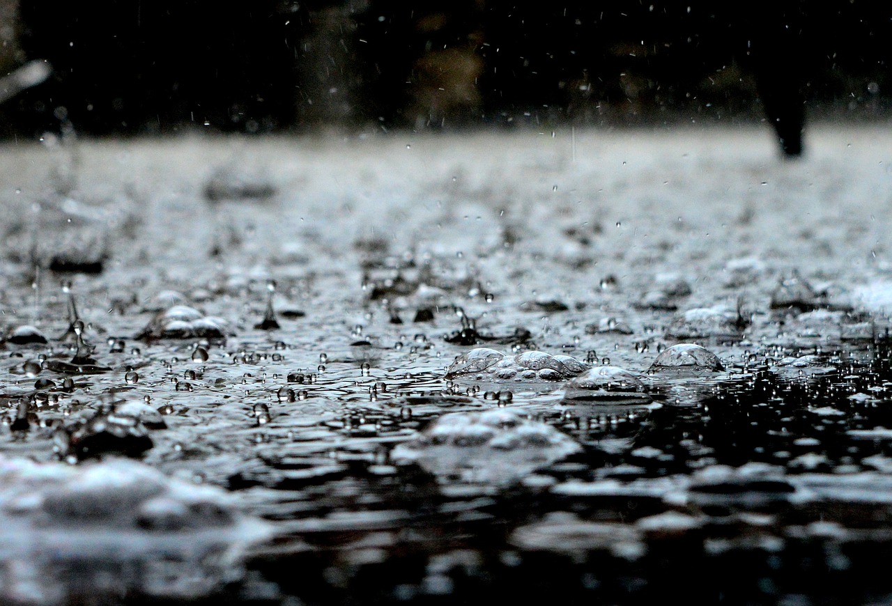 Özönvízszerű esőzés jön pénteken – narancs riasztást is kiadtak