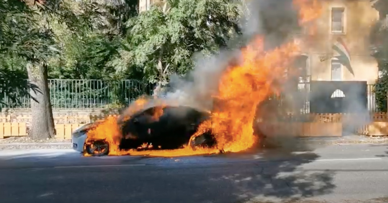 Menet közben lángra kapott, majd teljesen kiégett egy BMW a II. kerületben - videó!