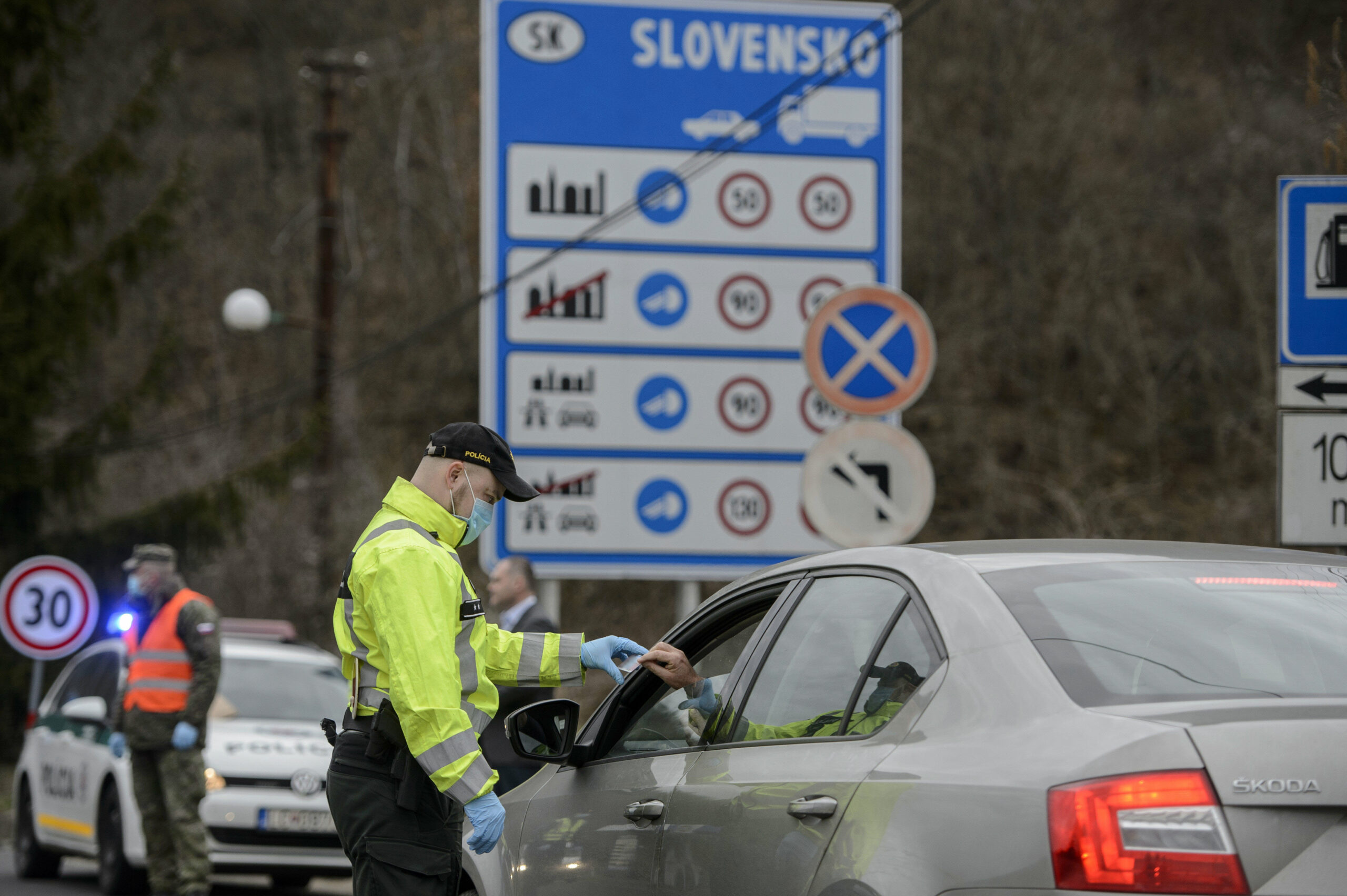 Lovakkal, kutyákkal és drónokkal akarja megállítani a menekülteket a szlovák-magyar határnál a Fico-kormány