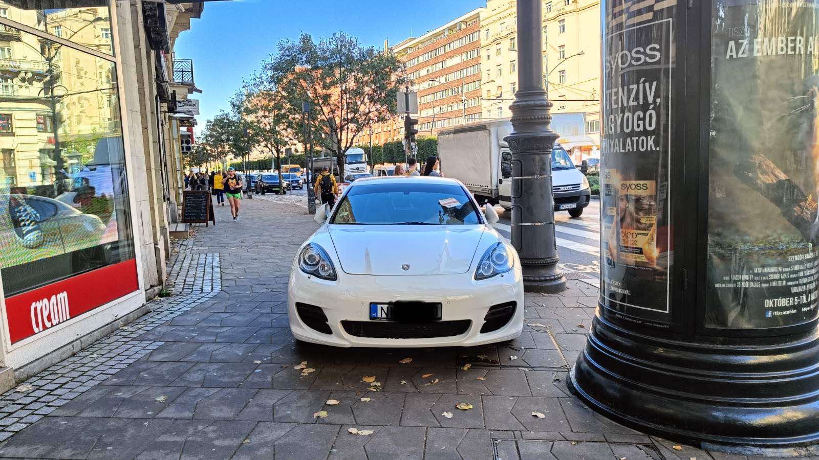 Elképesztő tahóság: szerda este óta a Károly körúti járdán áll egy Porsche