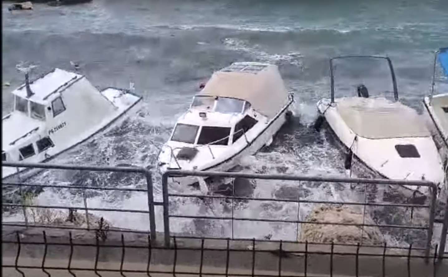Pokoli felvételek: akkora vihar volt a horvát tengerparton, hogy papírhajóként dobálta a jachtokat a szél