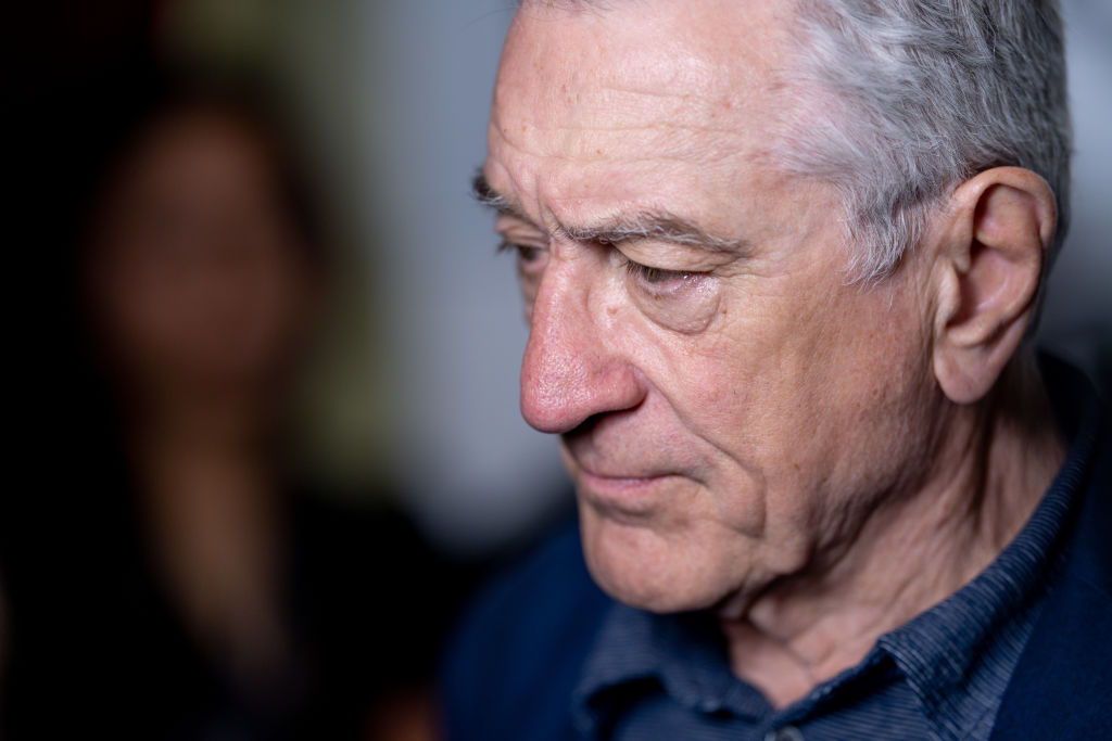 Félmilliárd forintot fizethet Robert De Niro az asszisztensének, akivel megvakartatta a hátát