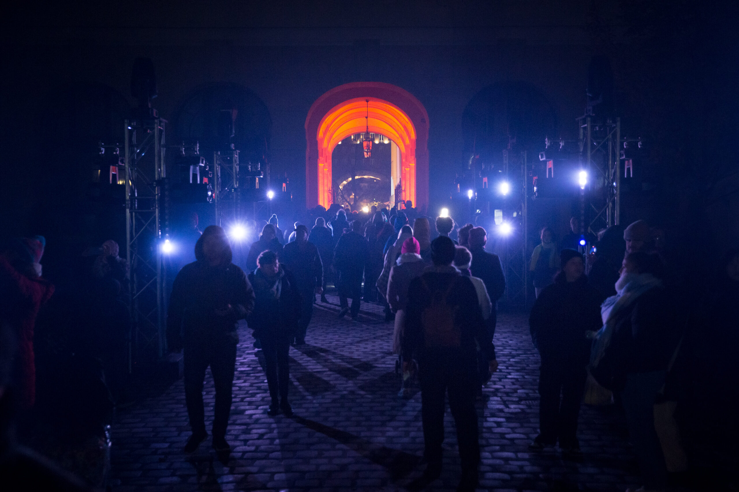 Látványos fényjátékkal ünnepelték Budapest 150. születésnapját a Városháza parkban – képek