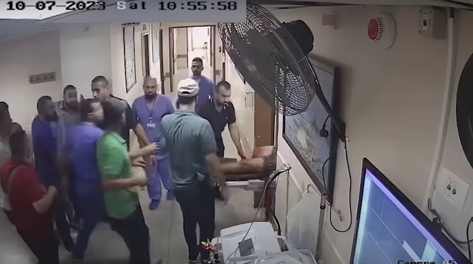 Videó bizonyítja, hogy a Hamász az al-Sifa kórházon keresztül hurcolta a túszokat
