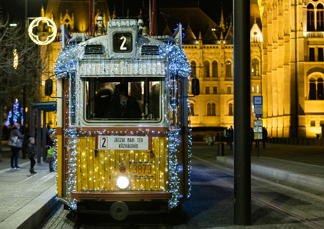 Kiderült, mikor indulnak útnak idén a fényvillamosok Budapesten