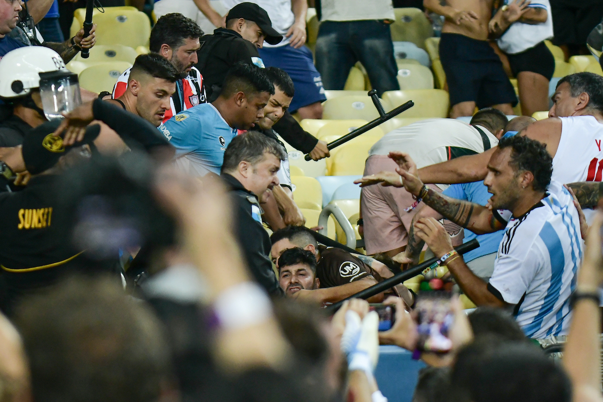 Csoda, hogy nem lett tragédia – Tömegverekedés tört ki szurkolók és rendőrök között a lelátón a Brazília-Argentína meccsen