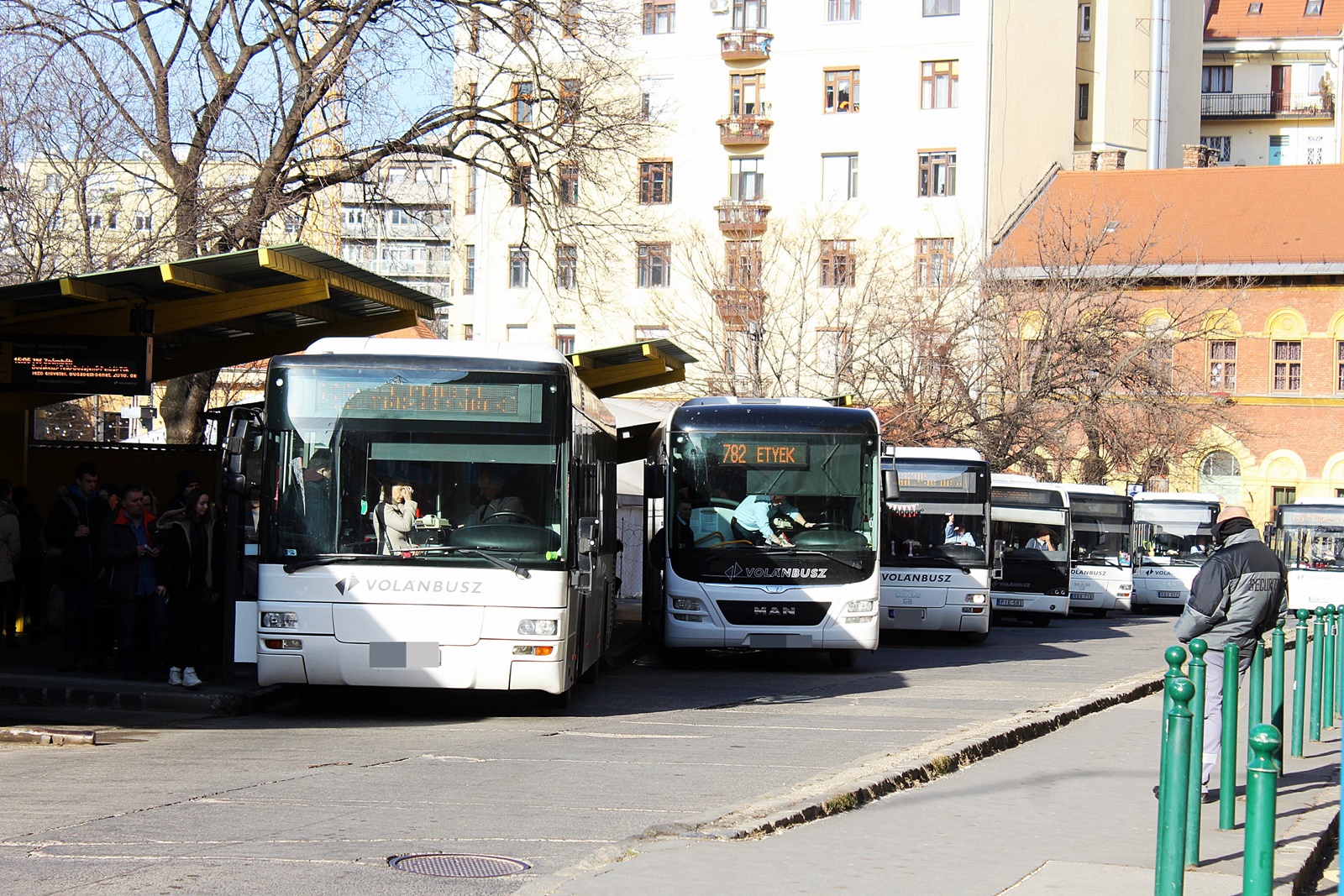 Hirtelen hatalmasat fékezett a busz, az egyik utas életét már nem lehetett megmenteni