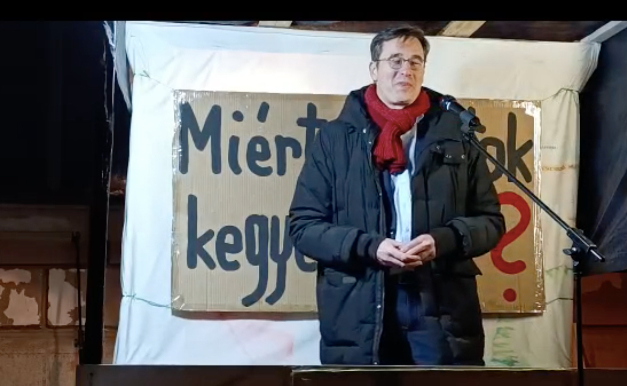 Karácsony Gergely az Iványi Gáborék mellett kiálló tüntetésen: „A hazát szeretni nem azt jelenti, hogy szeretjük a fociválogatottat