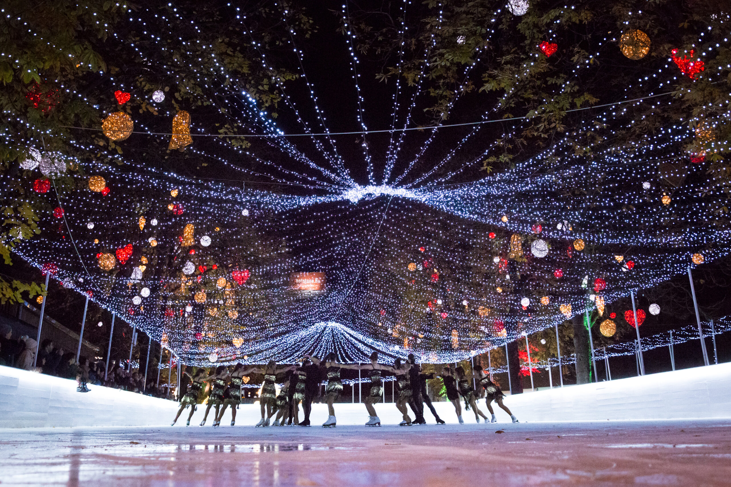 Téli mesevilággá változott a Városháza park: megnyitott a jégpálya és a karácsonyi élménypark – fotók