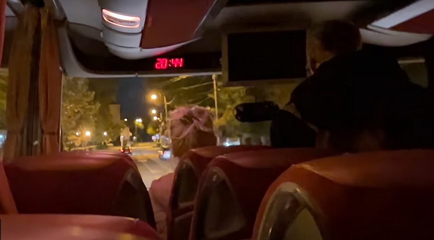 Megdöbbentő videó: utasok navigálták a vonatpótló busz sofőrjét Bicskén