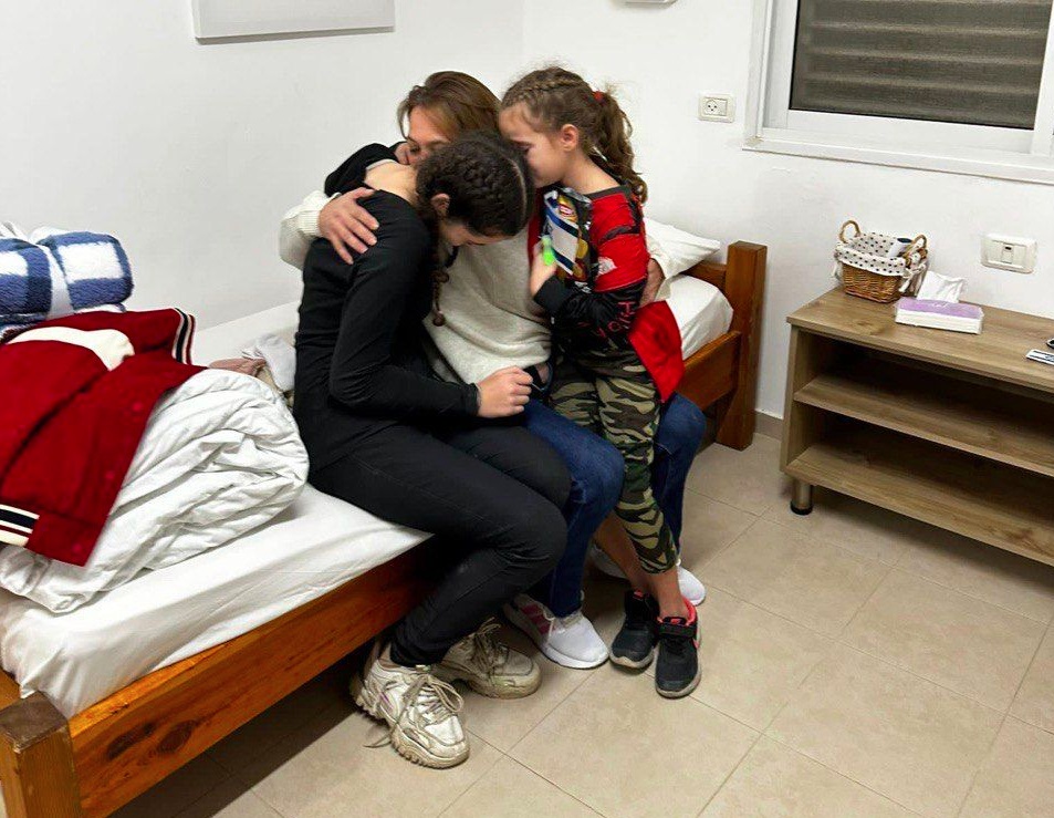A vasárnap estét már az anyjukkal tölthették a Hamász fogságából kiszabadult izraeli-magyar kislányok