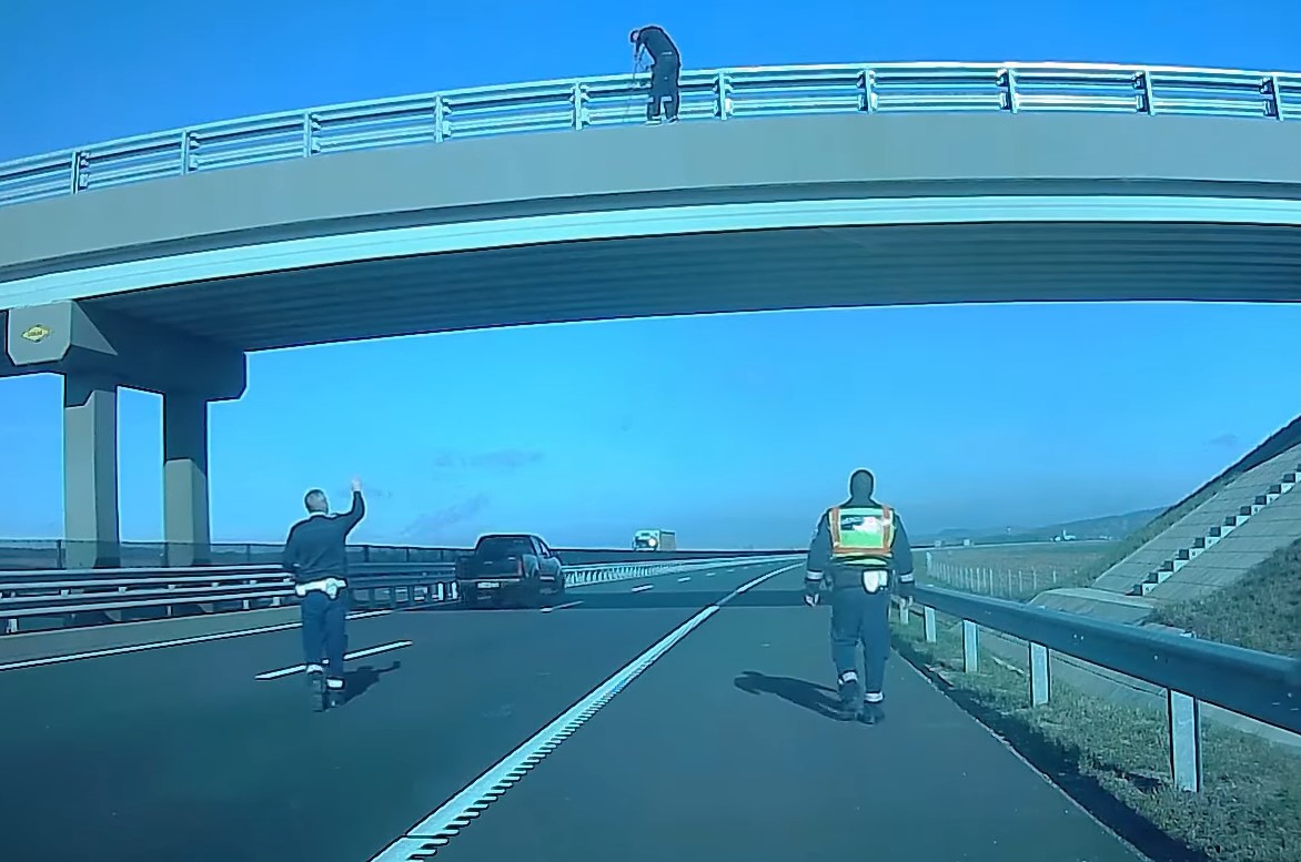 Egy felüljáróról akart leugrani egy fiatal férfi az M30-as autópályán, a rendőrök mentették meg – videó