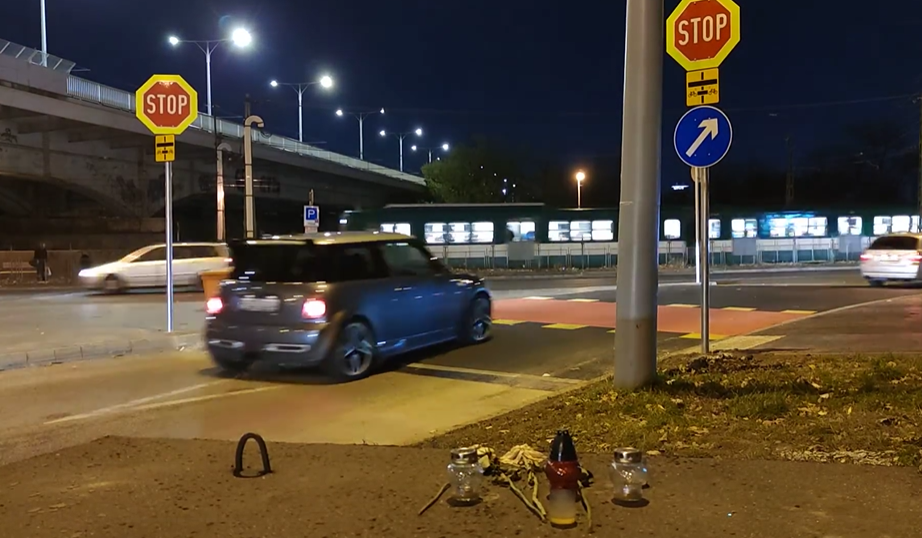 Videó: Öt perc alatt 24 autós nem állt meg, 3-an csak lassítottak a bickliút előtti stoptáblánál, amit egy halálos gázolás miatt rakták ki