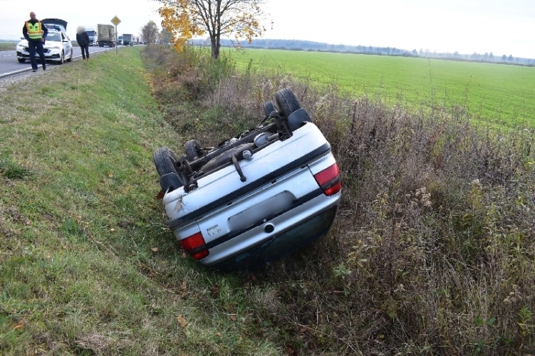 Félrerántotta a kormányt a Skoda sofőrje, fejjel lefelé landolt az árokban – képek