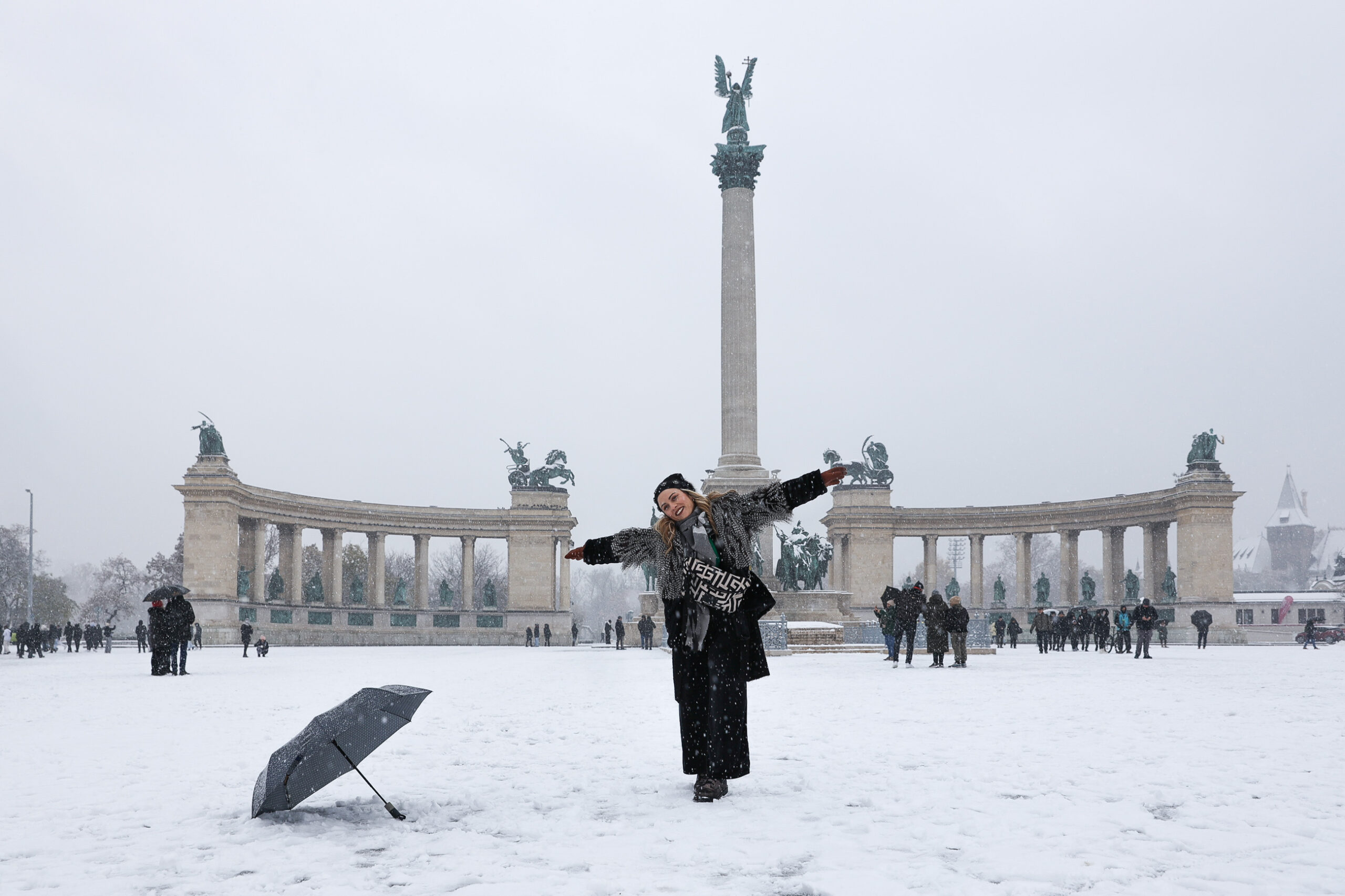Hógolyó csata a Hősök terén, hóemberek a párkányon – látványos fotókon a behavazott Budapest