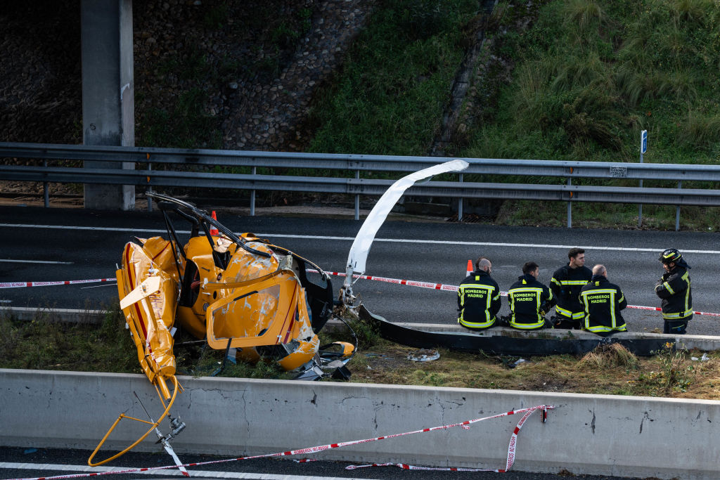 A pilótának köszönhető, hogy nem lett hatalmas tragédia, amikor autópályára zuhant egy helikopter Madridban