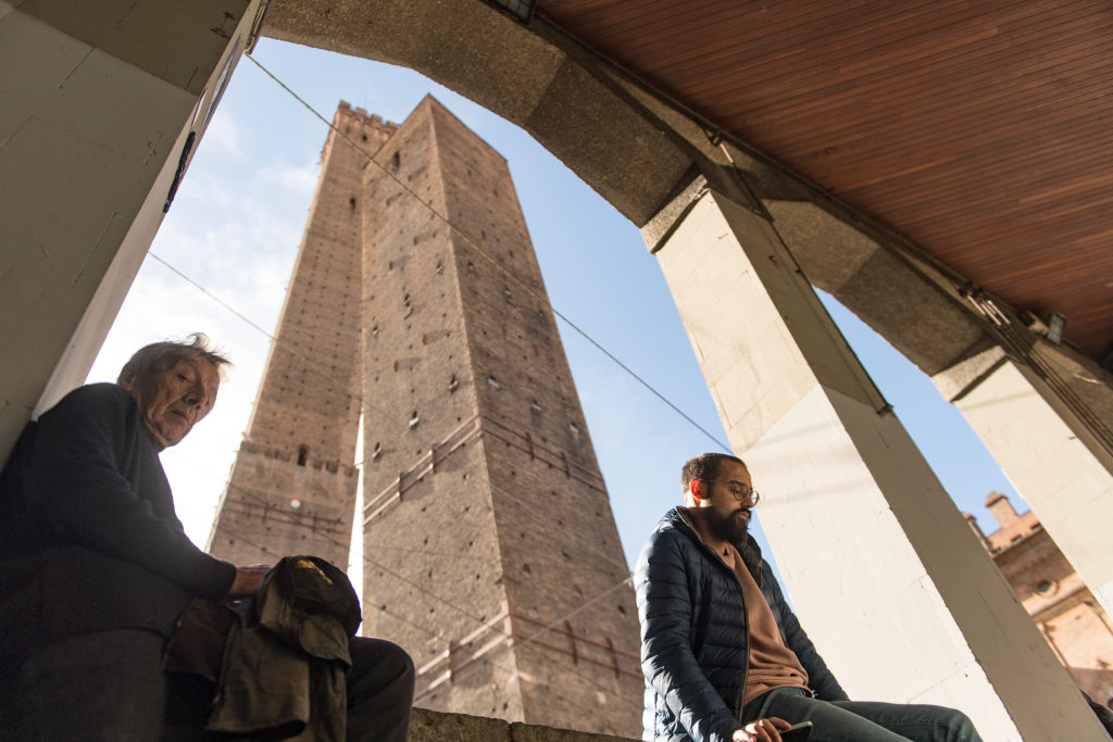 Összeomolhat? Fokozott készültség lépett életbe a bolognai Garisenda-torony miatt