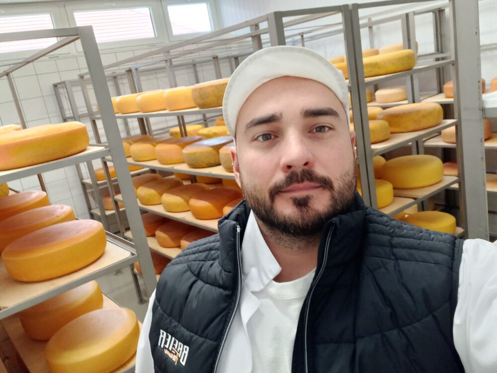A világ legnagyobb sajtversenyén két aranyat is nyert a tőzsdei kereskedőből lett sajtkészítő  - Szabolcsnak még nagyobb tervei vannak