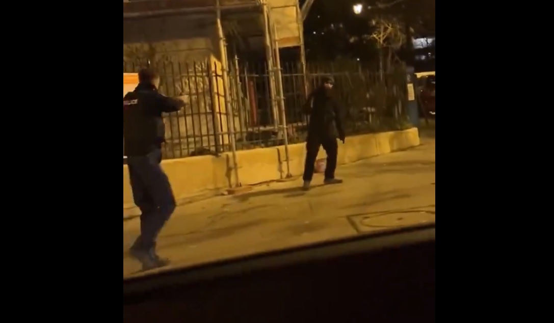 Videón, ahogy a párizsi késes-kalapácsos merénylőt elfogják a rendőrök