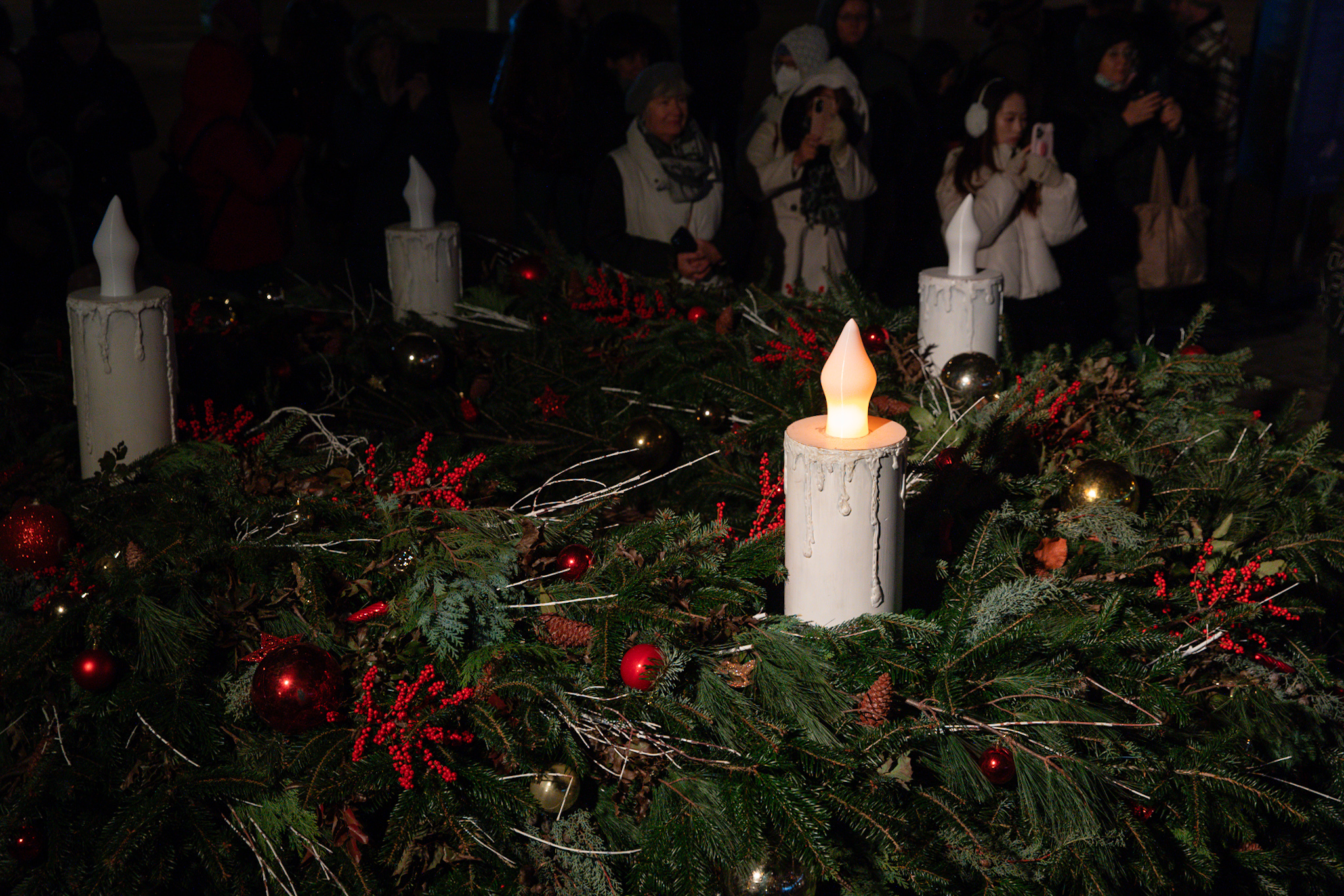 Karácsony adventi gyertyát gyújtott – teljes az ünnepi hangulat Budapesten