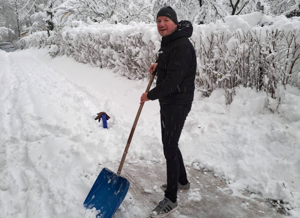 Eltörött a hókotró lapátja, még a polgármester is kézzel lapátolja a havat Piliscsabán