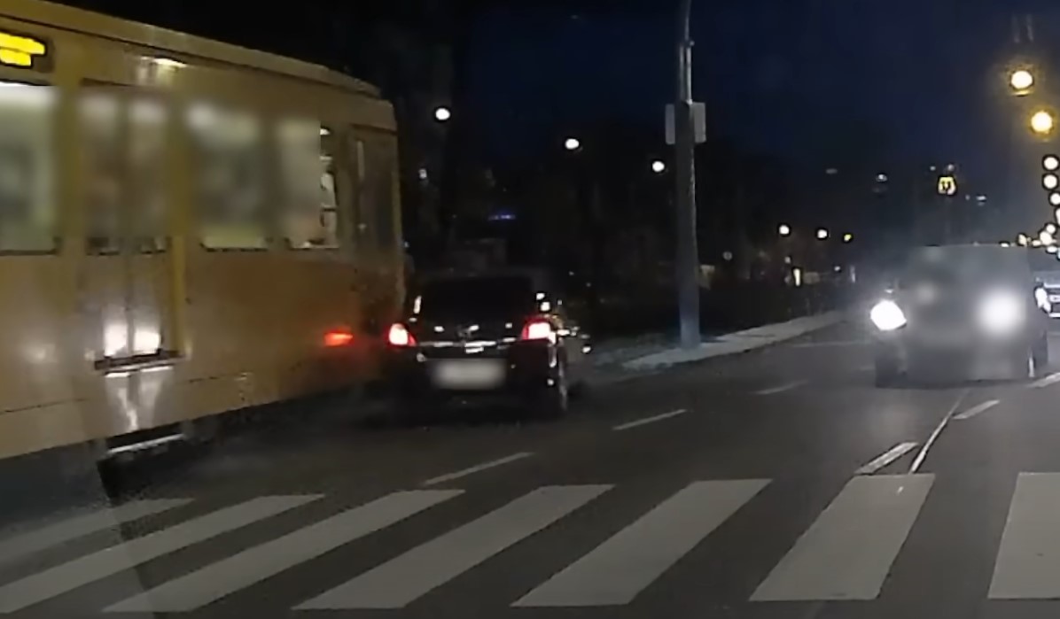 Megállt segíteni egy baleset után, közben megbírságolták a közteresek a budapesti autóst – videó