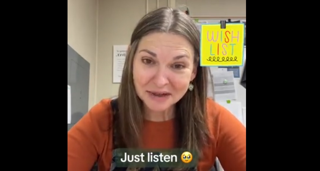 A könnyeivel küszködve olvasta fel a tanárnő a diákok karácsonyi kívánságait – videó
