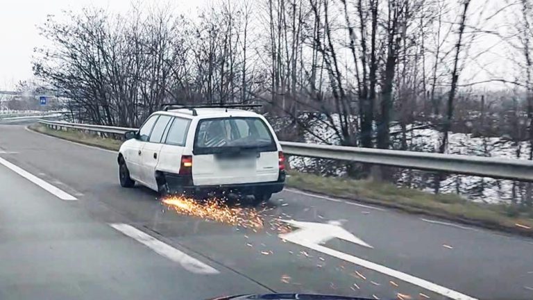 Döbbenet: szikracsíkot húzott maga után az M0-son a felnijén száguldozó opeles