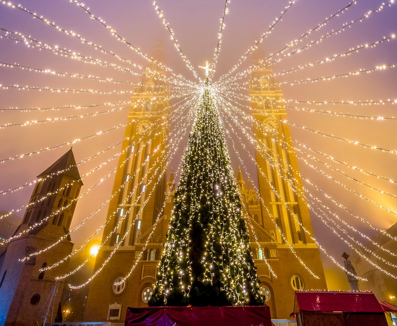 Fotók a mesés Szegedről: idén is gyönyörű díszítést kapott a város