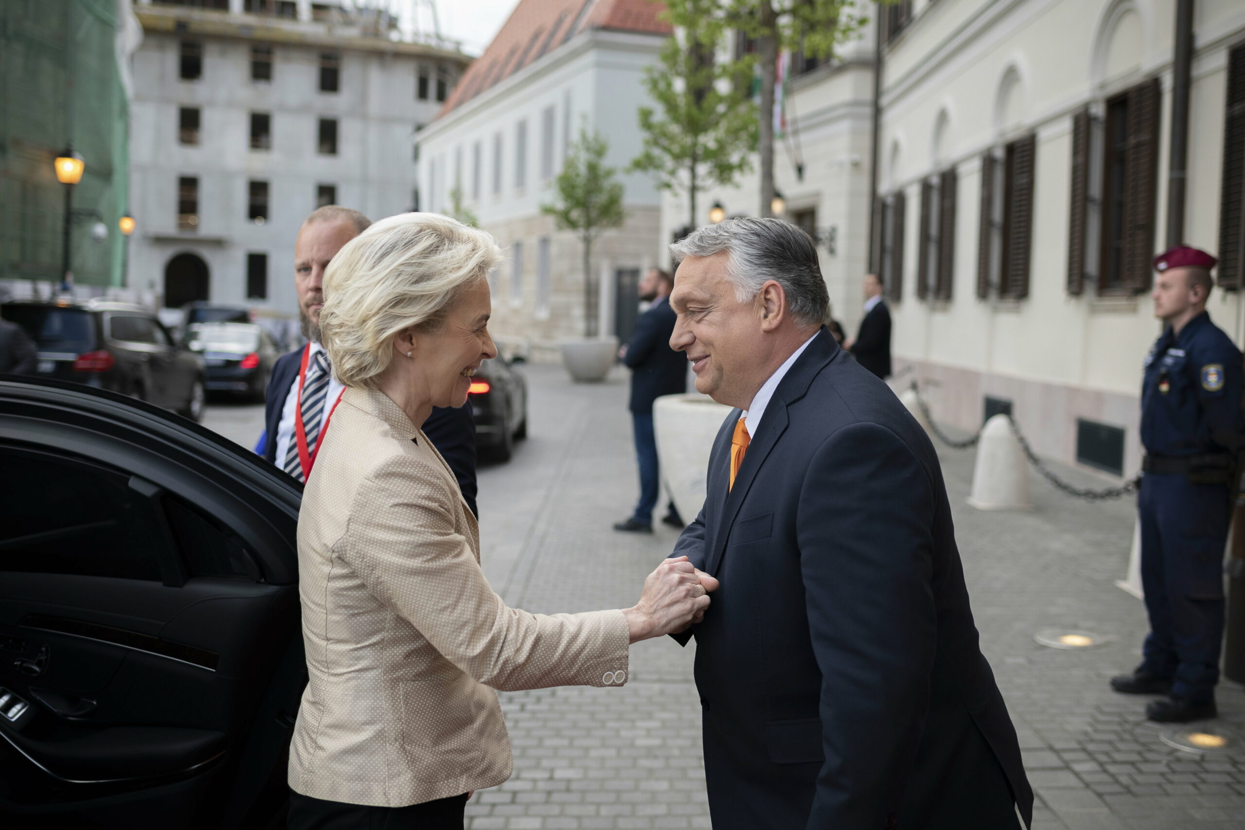 Kemény bírálatokat kap Ursula von der Leyen, amiért engedett Orbánnak