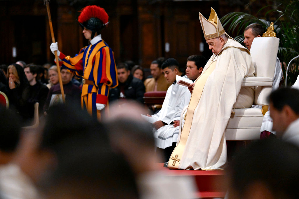 „Jézus is migráns volt” – erőseket mondott egy interjúban Ferenc pápa, aki megtervezte saját temetését is