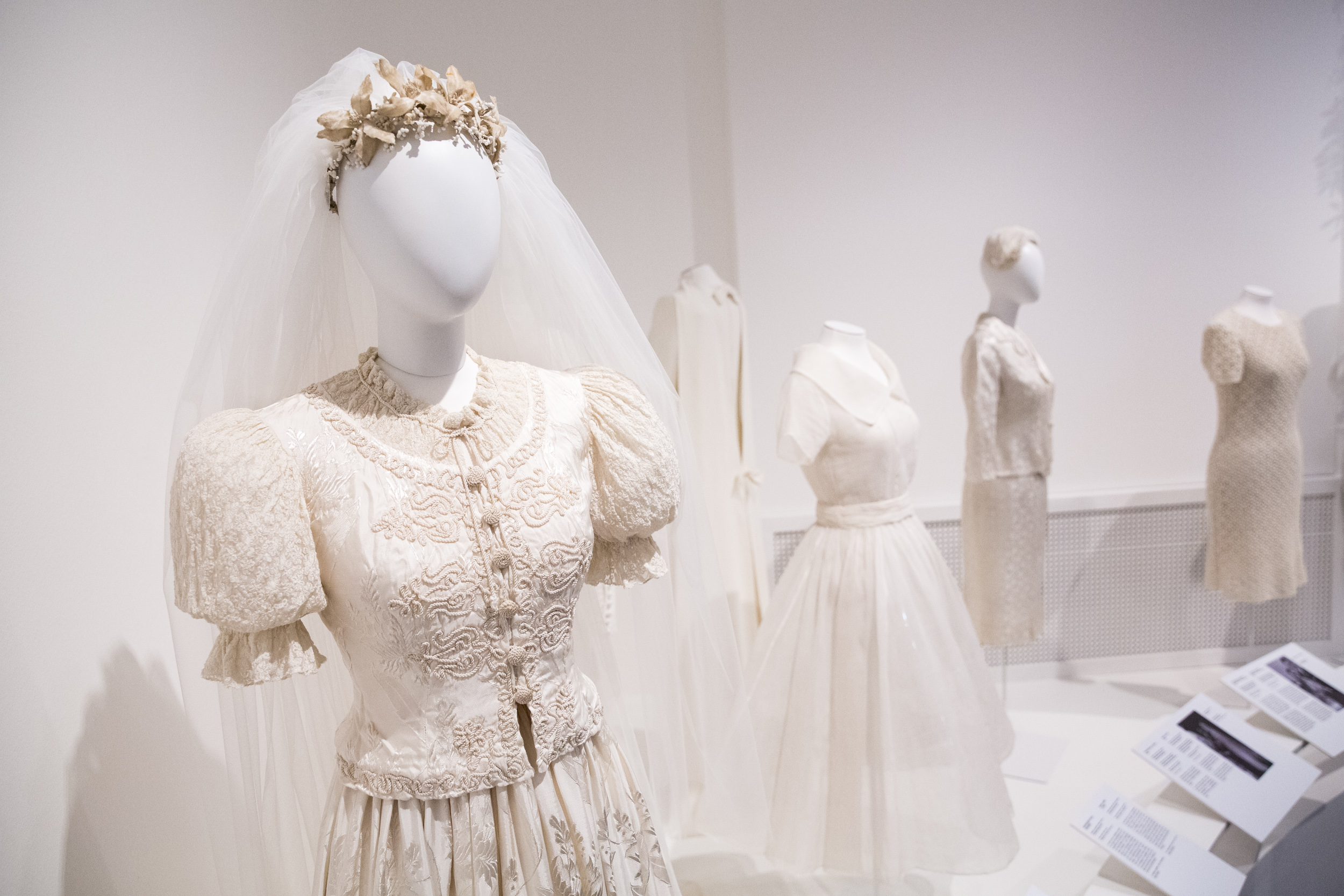 Miről mesél egy menyasszony ruhája? – Megnéztük a Magyar Menyasszony kiállítást a Nemzeti Múzeumban