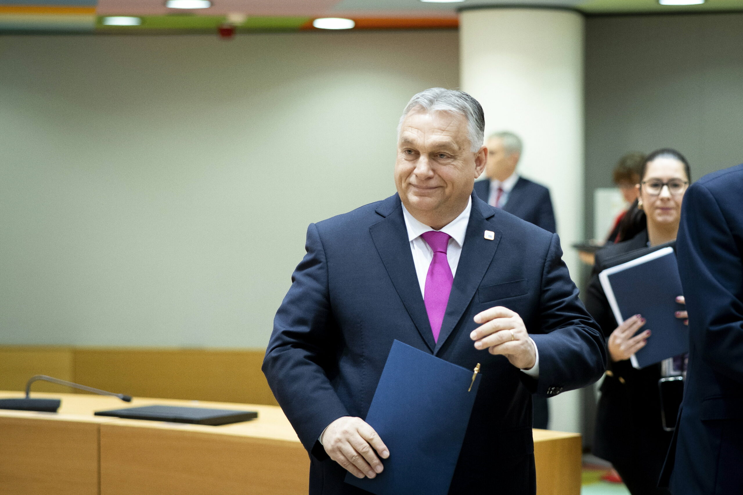 Orbán megmutatta, hová vezeti Magyarországot: ki a tárgyalóteremből, ki az EU-ból – külföldi lapok az EU-csúcsról