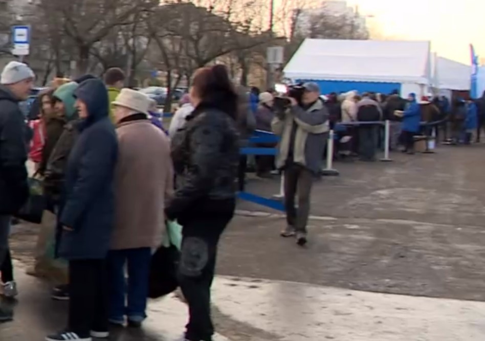 Már nyitás előtt kígyózó sorok voltak a karácsonyi ételosztáson Budapesten – videó