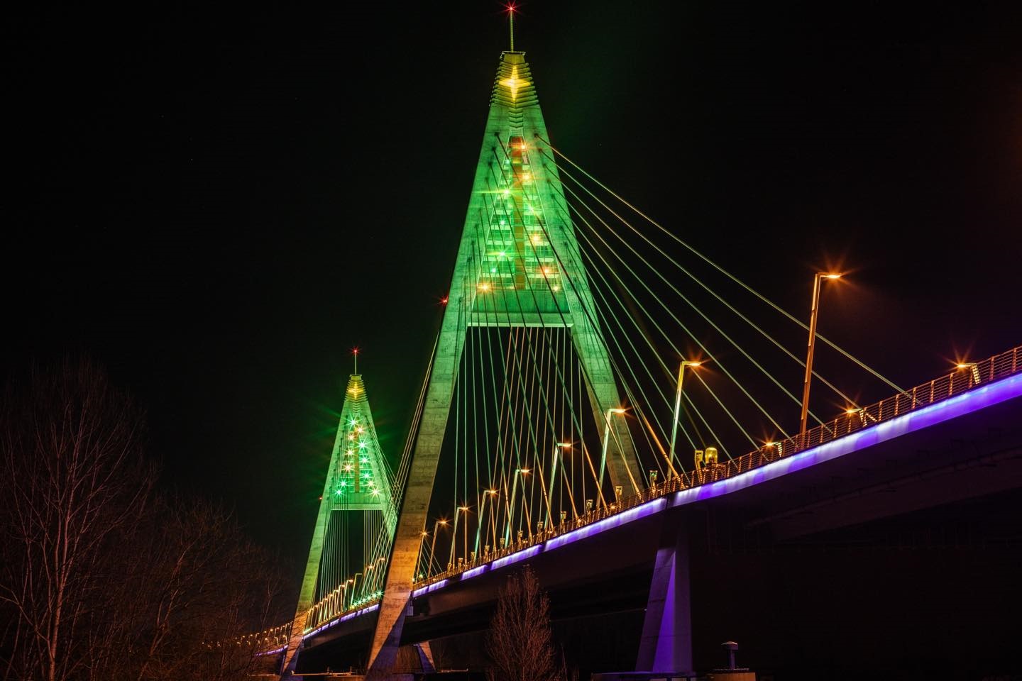 Óriási karácsonyfává változtak a Megyeri híd pilonjai – fotók