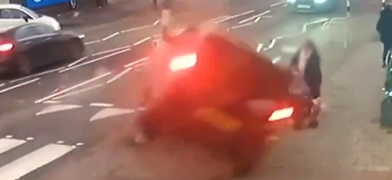 Döbbenetes videón, ahogy egy babakocsit toló anyuka előtt centikkel dől az oldalára egy száguldozó kocsi