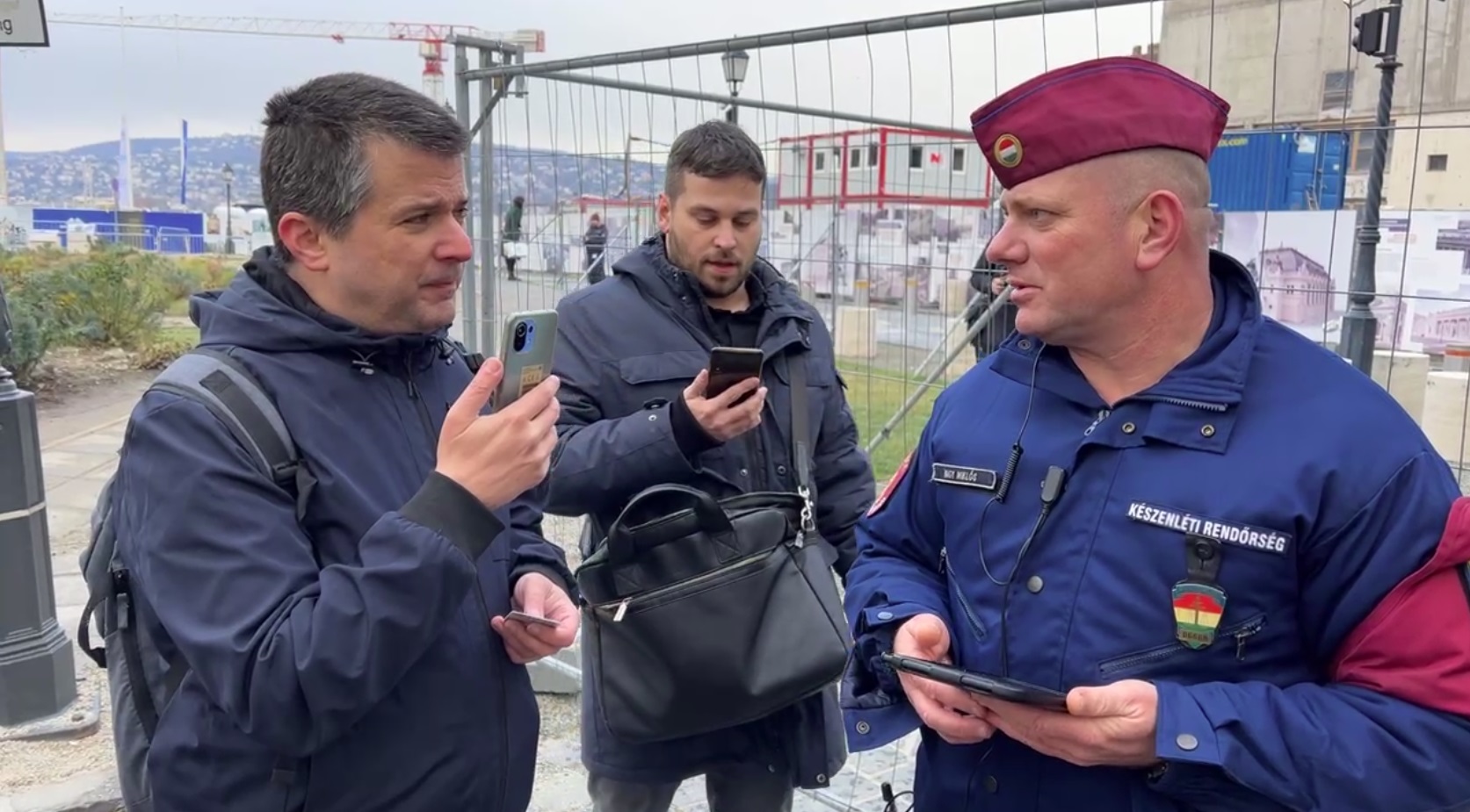 Rendőrök segítségével akadályozták meg a három lap munkatársainak bejutását Orbán év végi kormányinfójára