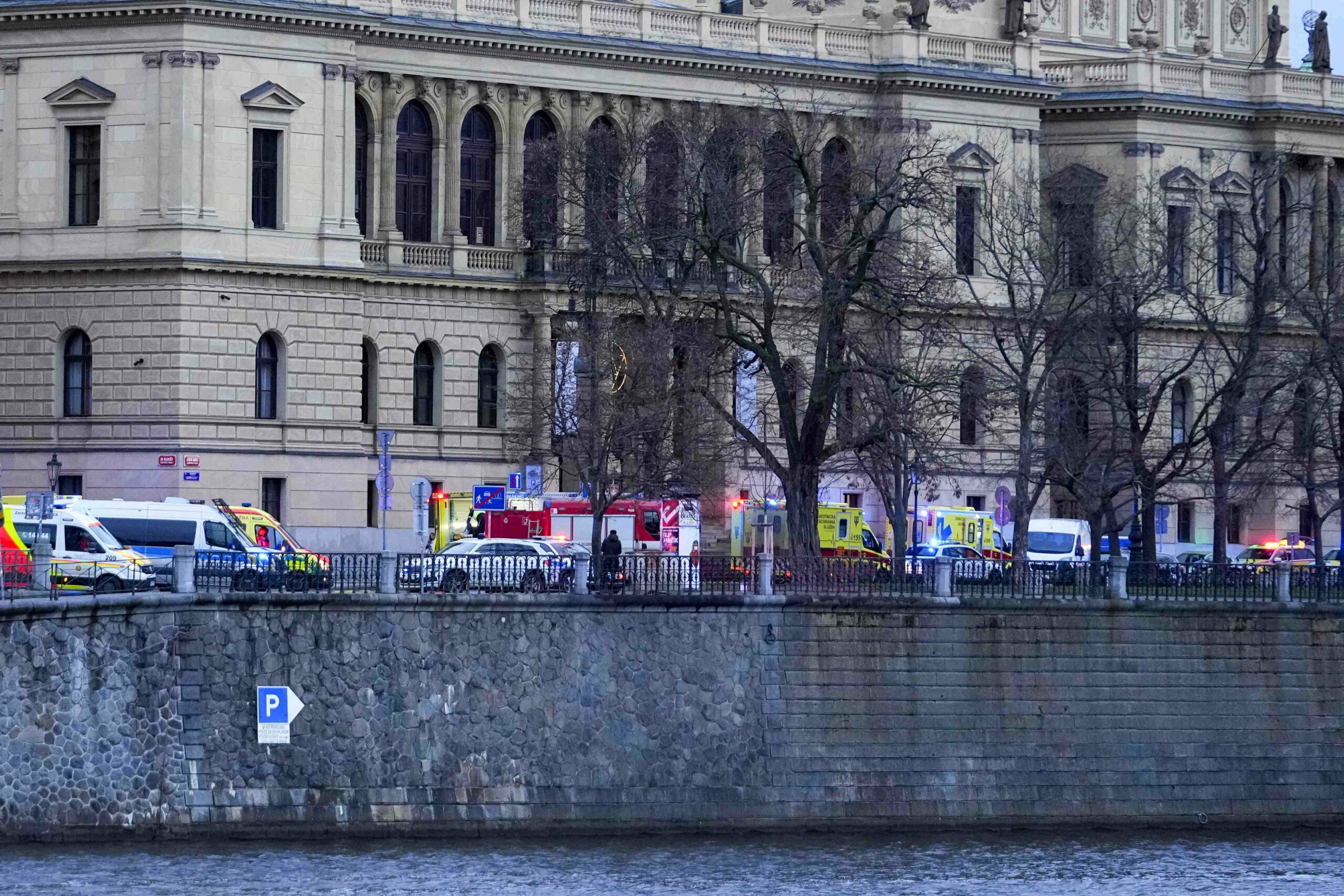 Pánikba esett diákok kuporogtak a Prágai Egyetem tetőpárkányán, miközben odabent egymás után lőtte le a többieket egy ámokfutó