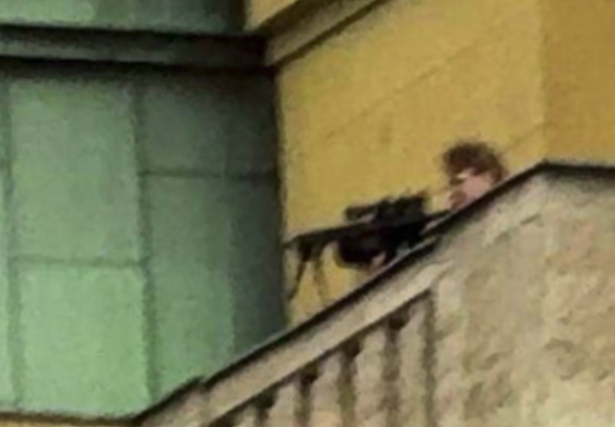 Fotókon a prágai ámokfutó, aki egy hatalmas távcsöves puskával vadászott az egyetemistákra