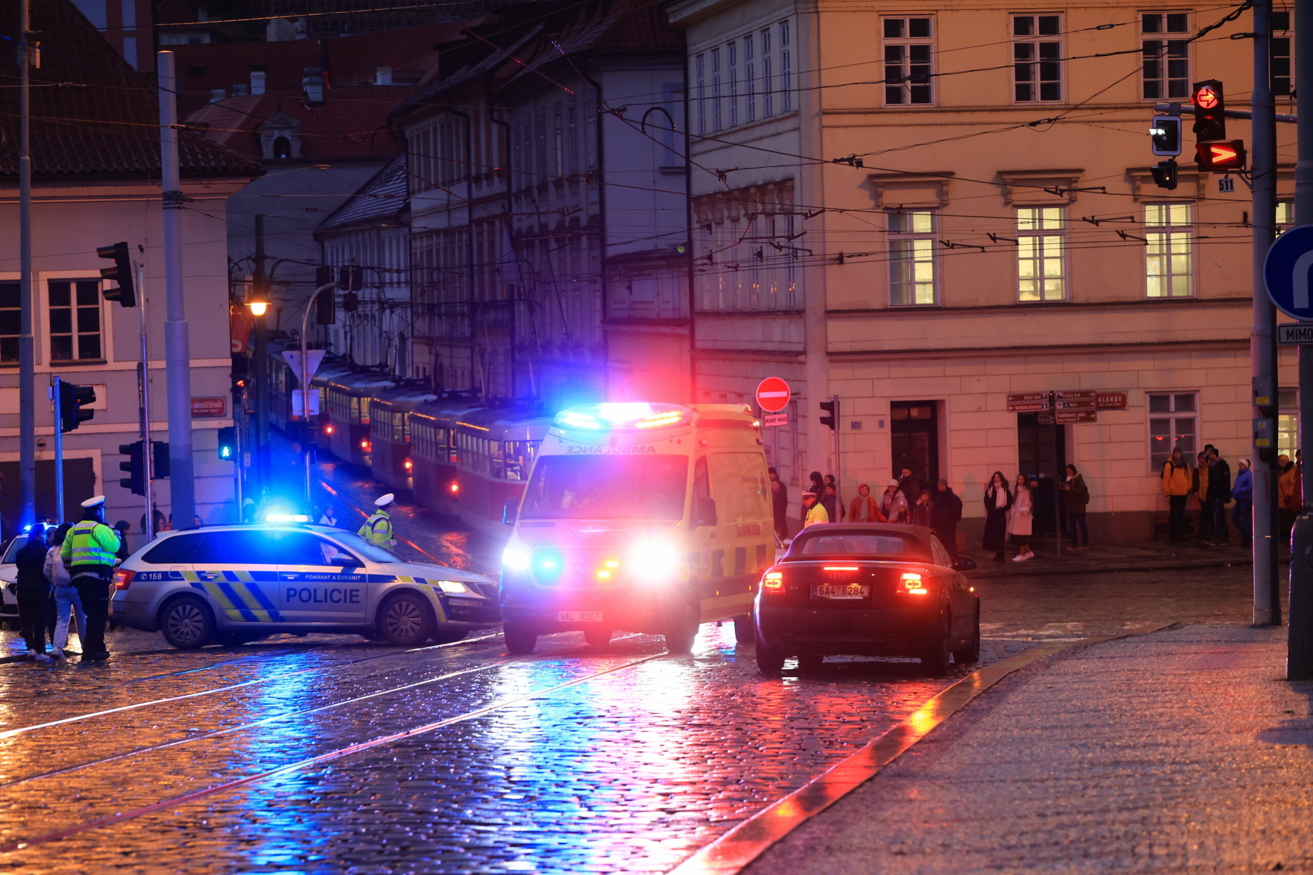 Sokkoló videókon a prágai mészárlás pillanatai, fejvesztve menekültek a járókelők